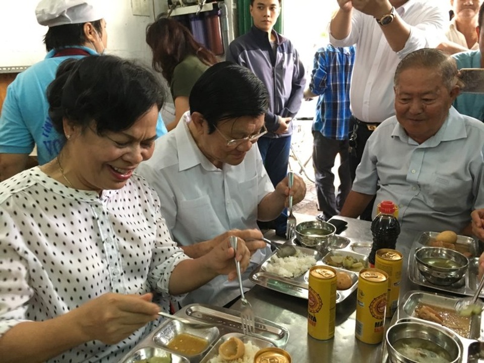Vợ chồng nguyên Chủ tịch nước ăn cơm 2.000 đồng cùng người nghèo - 2 Nguyên Chủ tịch nước và phu nhân vui vẻ dùng cơm cùng mọi người