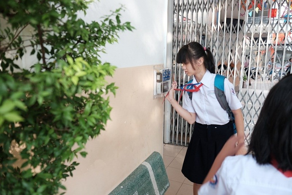HS tới trường, quẹt thẻ chuyên nghiệp như đi làm - 5
Nhiều học sinh đánh giá hình thức quẹt thẻ này tiện lợi hơn cho các em rất nhiều. (Ảnh: Thanh Tuyền)