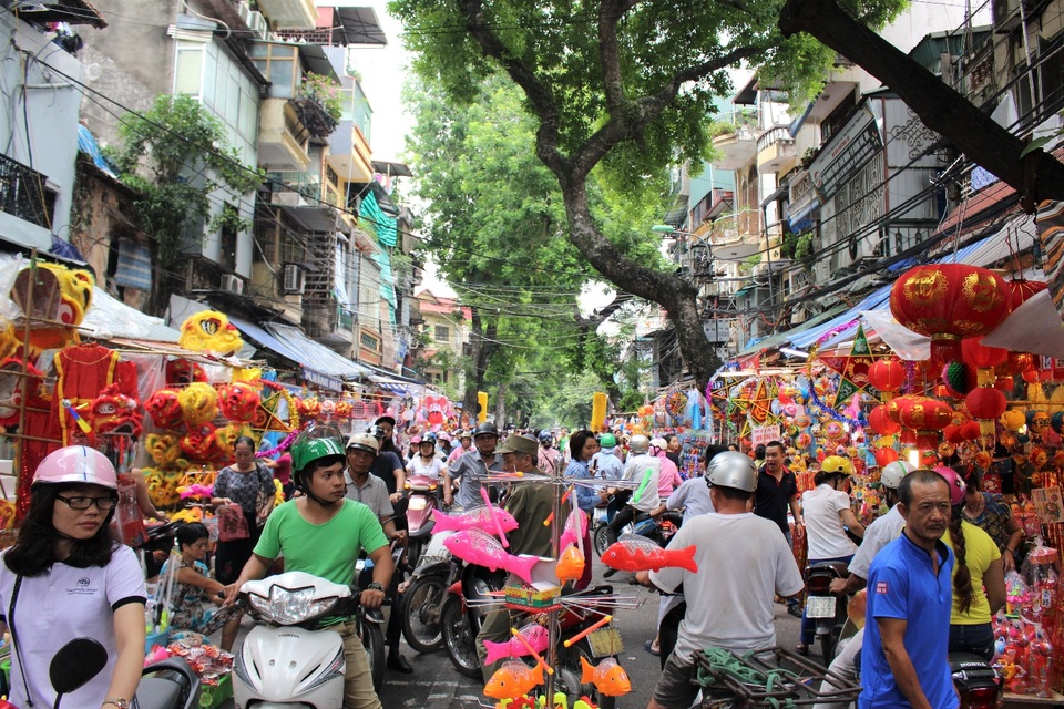 Phố Hàng Mã lúc nào cũng đông nghẹt người xem và mua đồ chơi trong dịp Tết Trung thu. (Ảnh: Hồng Vân)