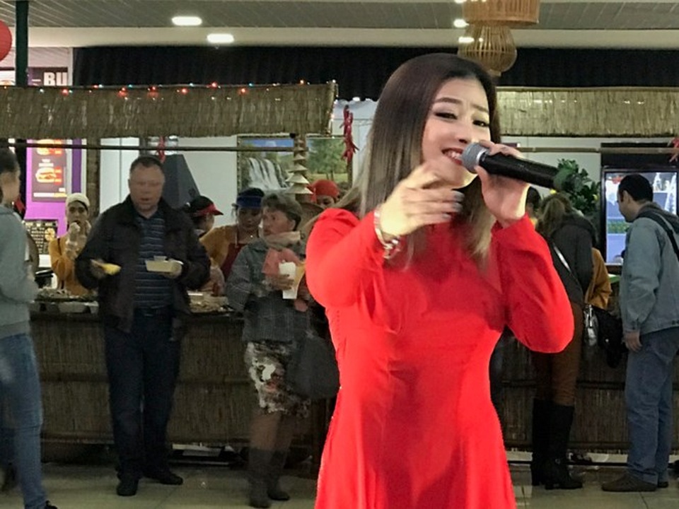 Rực rỡ Festival thức ăn đường phố Việt tại Nga - 4
Dương Hoàng Yến hát nhiều bài tạo không khí sôi động.