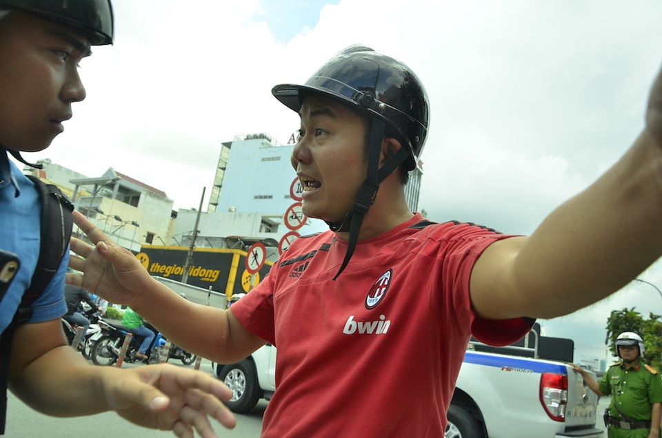 Cháy cửa hàng sơn, 1 người chết 2 người bị thương - 7 Một người mặc thường phục xô đẩy, cản trở phóng viên tác nghiệp bên ngoài hiện trường
