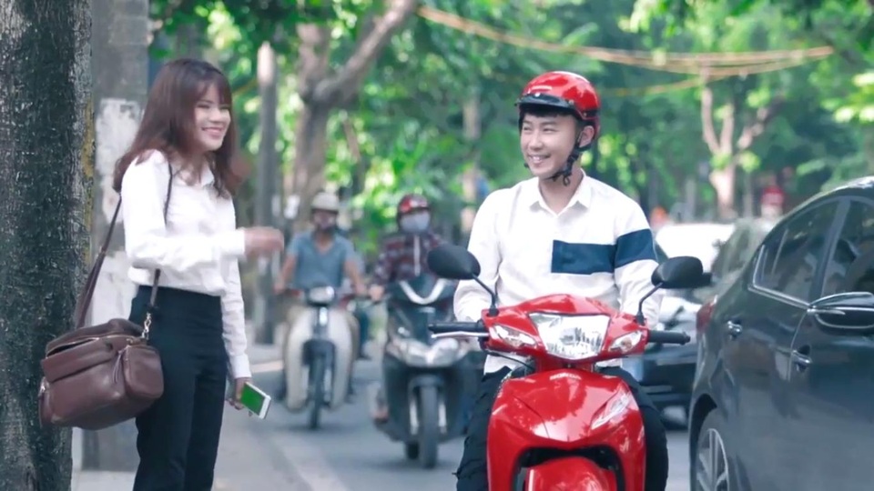 
May nhờ chiếc Wave Alpha 110 mới với khả năng tăng tốc vượt trội, Minh Tít đã đến đón bạn gái đúng giờ và đời thế là lại “nở hoa”
