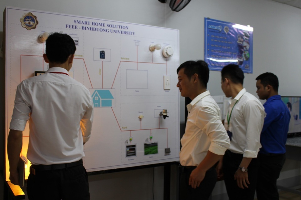 SV ngành điện tử: Nhà trường “khuyến hành”, doanh nghiệp "khuyến tập" - 3
Các SV thực tập cần được hỗ trợ ứng dụng lý thuyết vào thực hành liên tục trong quá trình thực tập.
