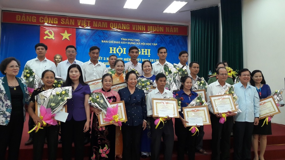Phú Thọ: Làn sóng học tập suốt đời diễn ra mạnh mẽ - 3 70 dòng họ, gia đình, cá nhân, đoen vị được khen thưởng trong công tác khuyến học tỉnh Phú Thọ.
