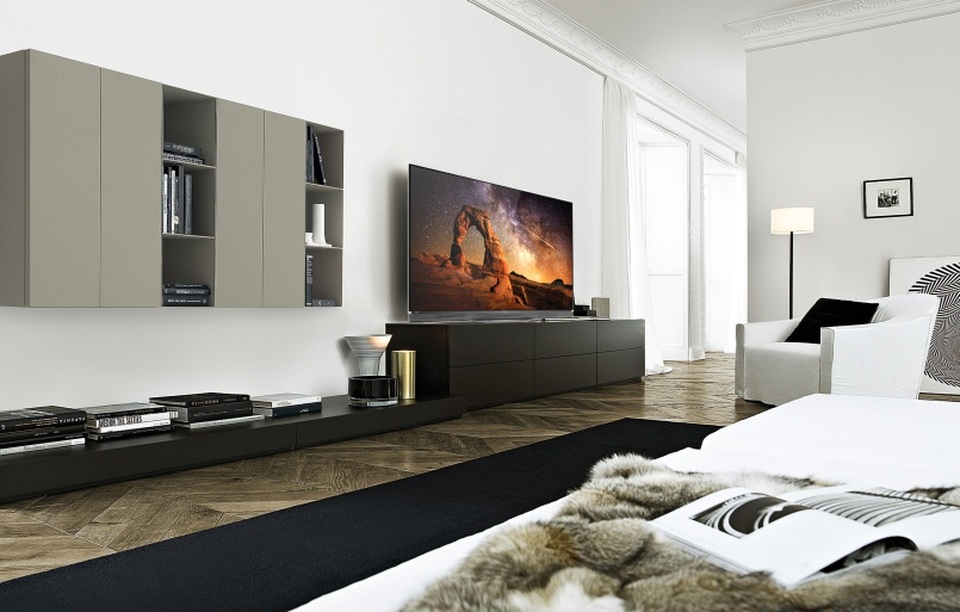 Trước hết phải kể đến sự vượt trội của thế hệ TV OLED so với thế hệ TV LED, đó là khả năng bật, tắt sáng tự động của các điểm ảnh diode giúp tái tạo màu đen hoàn hảo, đem lại độ tương phản, độ sắc nét tối đa. Cũng nhờ công nghệ này, góc xem rộng hơn và dải màu trên từng khung hình cũng rực rỡ và chân thực hơn.