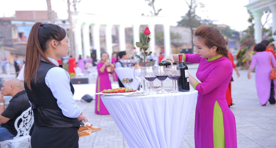 Trung tâm tiệc cưới Royal Palace khuyến mại lớn mùa cưới 2017-2018 - 5 Hãy cùng cảm nhận một phong cách mới, một đẳng cấp mới tạo nên sự thành công cho buổi tổ chức sự kiện – tiệc cưới của bạn cùng Royal Palace.