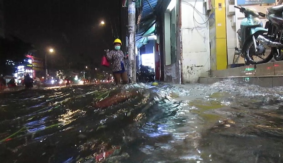 Mưa xối xả chiều cuối tuần, đường phố TPHCM ngập sâu trong biển nước - 3
