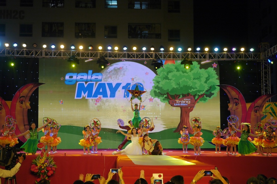 Rộn ràng đêm trung thu cùng thời trang May 10 - 3 Rộn ràng đêm trung thu cùng thời trang May 10 - 3