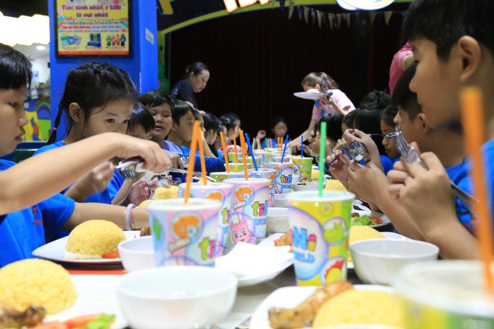Dành tặng niềm vui tuổi thơ cho trẻ em có hoàn cảnh khó khăn, thiệt thòi - 3 Chương trình có chuẩn bị sẵn phần ăn cho các em để các em thỏa sức vui đùa cả ngày dài với các trò chơi thú vị tại tiNiWorld