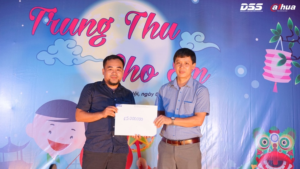 DSS Việt Nam mang trung thu đến cho các em nhỏ làng SOS - 3
Ông Bùi Văn Minh trao tặng quỹ hỗ trợ cho đại diện ban quản lý làng trẻ.