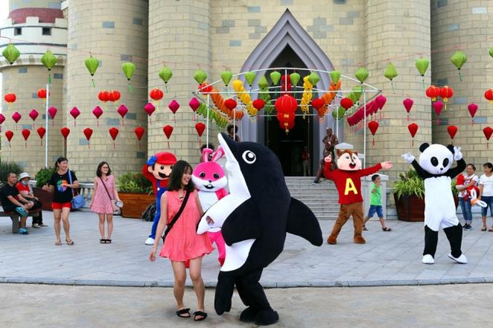 Ai cũng muốn ghi lại khoảnh khắc vui vẻ cùng những Mascot thân thiện Nguồn: Vinpearl Land