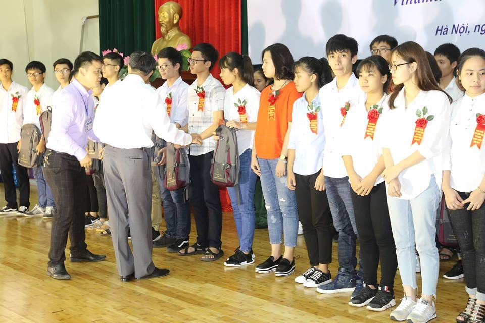 Vinh danh 46 thủ khoa đầu vào ngành Y, dược các tỉnh phía Bắc - 3 Lãnh đạo Tổng hội Y học Việt Nam và lãnh đạo Bệnh viện K trao quà cho các thủ khoa.