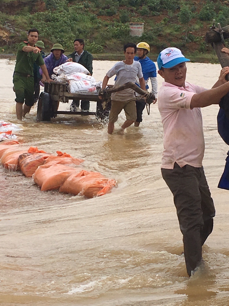 Vỡ đê, hàng trăm nhà dân chìm trong nước lũ - 7 Vỡ đê, hàng trăm nhà dân chìm trong nước lũ - 7