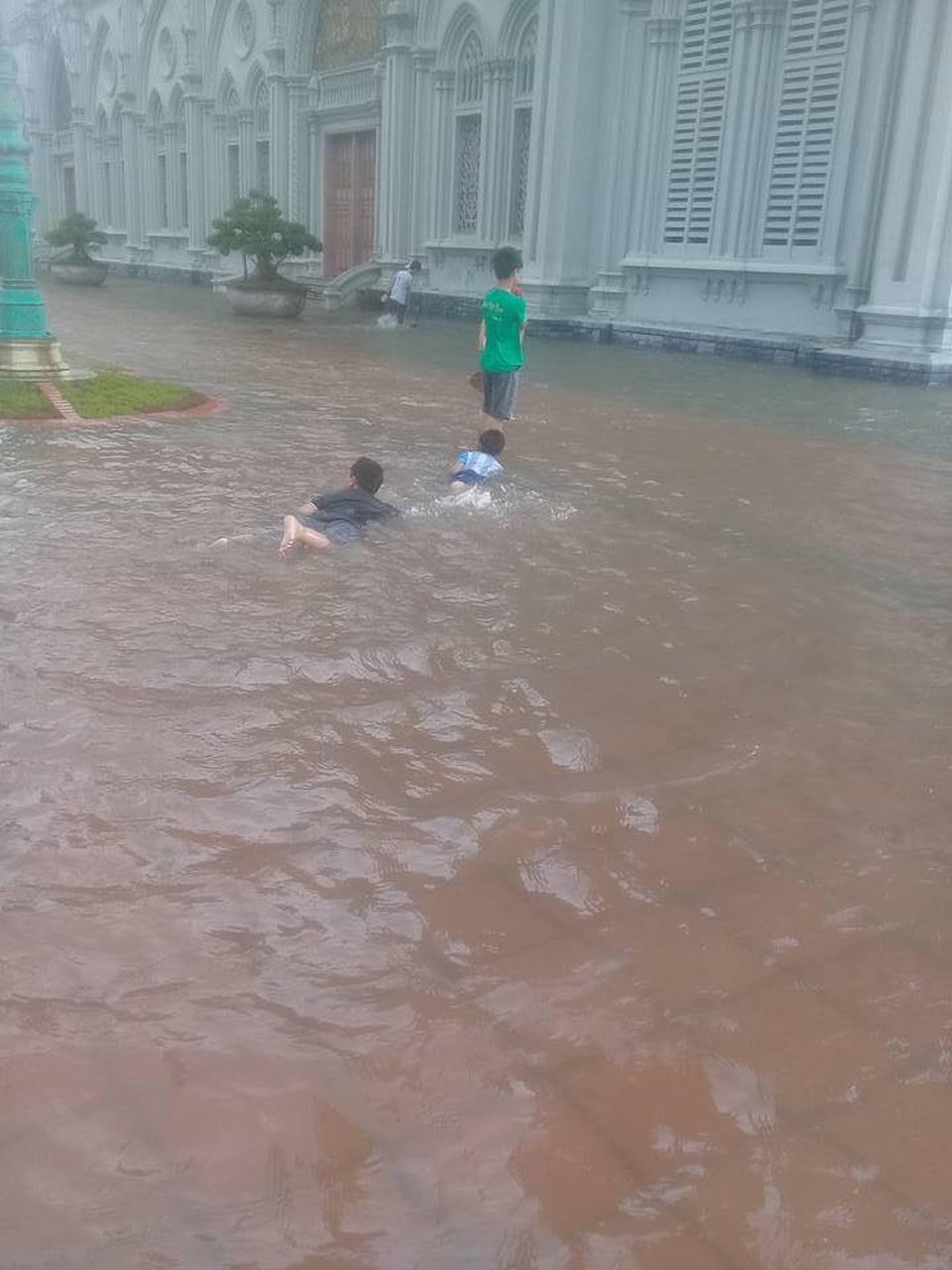 
Khu vực sân nhà thờ, trẻ em bì bõm tập bơi, nghịch nước
