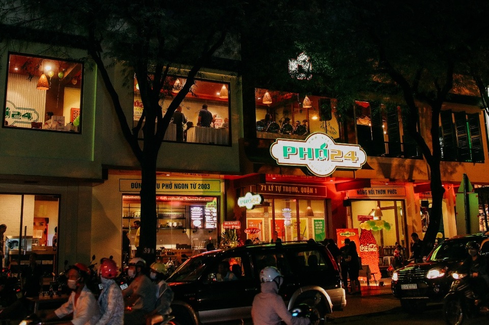 PHỞ24 thế hệ mới – Góc của những người yêu hương vị phở truyền thống - 3 Quán có hai tầng lầu nên thực khách thoải mái tự do lựa chọn chỗ ngồi của mình