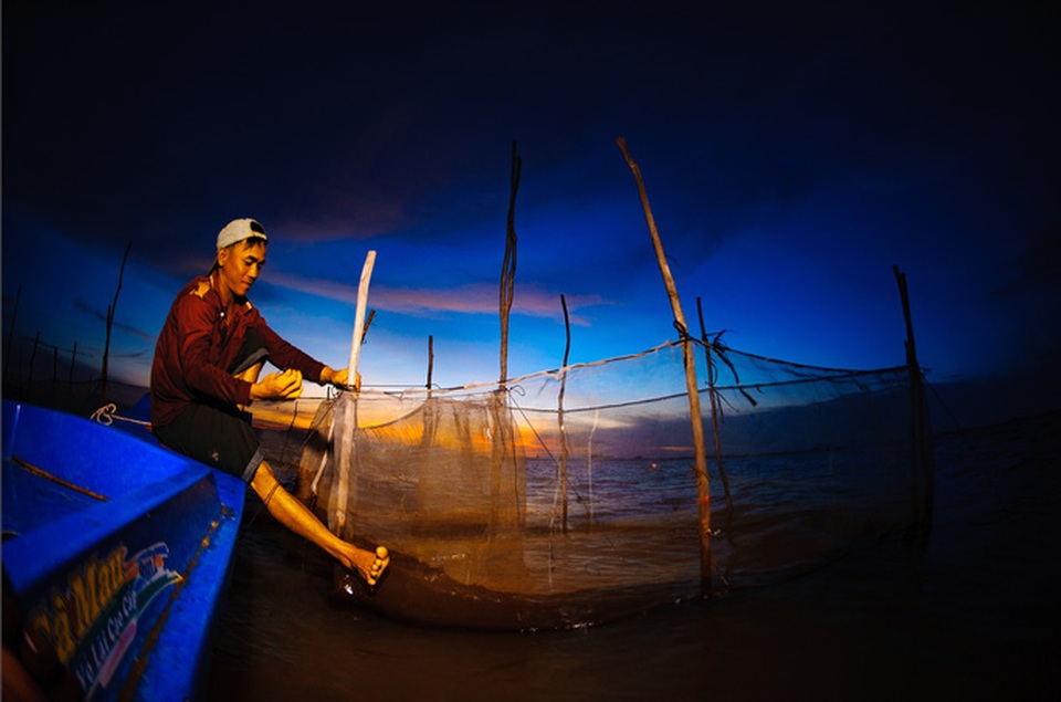 Những hình ảnh tuyệt đẹp về mưu sinh mùa nước nổi ở miền Tây - 4 Những hình ảnh tuyệt đẹp về mưu sinh mùa nước nổi ở miền Tây - 4