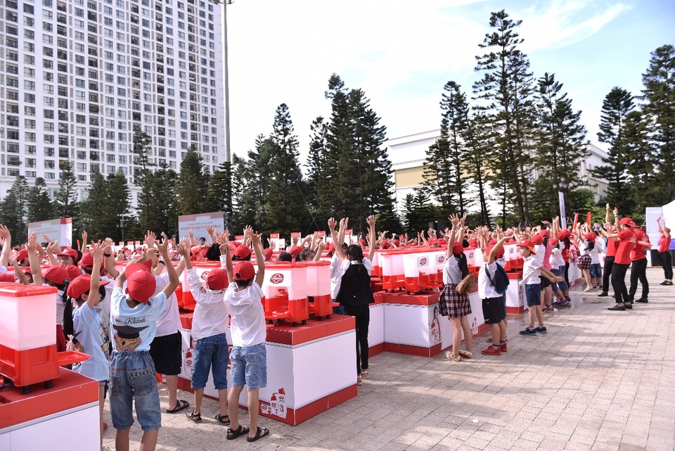 Giữ đôi bàn tay sạch vì thế hệ tương lai - 3 Hơn 200 em học sinh cùng nhau thực hiện nghi thức rửa tay tại sự kiện và đồng lòng cam kết duy trì thói quen này để bảo vệ sức khỏe.