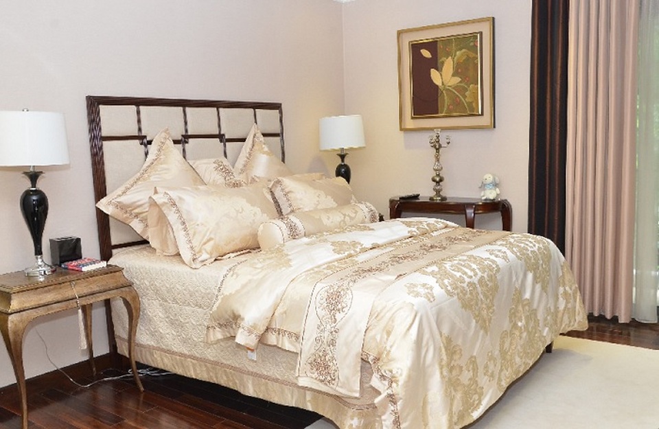 Mỗi thiết kế của Hoàng Hải đều đáp ứng, thỏa mãn nhu cầu của khách hàng. Phụ nữ thích vẻ đẹp sang trọng, hiện đại hay cổ điển, đều có thể lựa chọn các bộ chăn ga màu ghi sáng, trắng sữa…, với chất liệu lụa, gấm cao cấp, được phối màu họa tiết, thêu tay cầu kỳ! Những đôi uyên ương có thể chọn lựa màu hồng lãng mạn, tím thủy chung… cho phòng cưới của mình. Bạn trẻ có thể chọn các chất liệu thoáng nhẹ như cotton, cotton pha lụa, cotton tre… với những mẫu hoa văn đậm sắc màu thiên nhiên. Mẫu dành cho các em bé cũng rất sặc sỡ, đáng yêu!