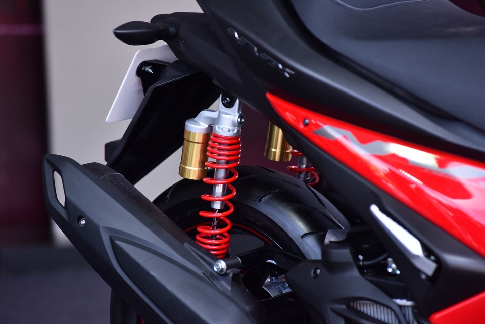 Yamaha NVX - Màu mới, quà tặng mới - 3 Phiên bản NVX 155cc được nâng cấp với phuộc dầu cho giảm xóc sau, đem lại trải nghiệm tốt hơn cho người lái và vẻ đẹp tổng thể ấn tượng