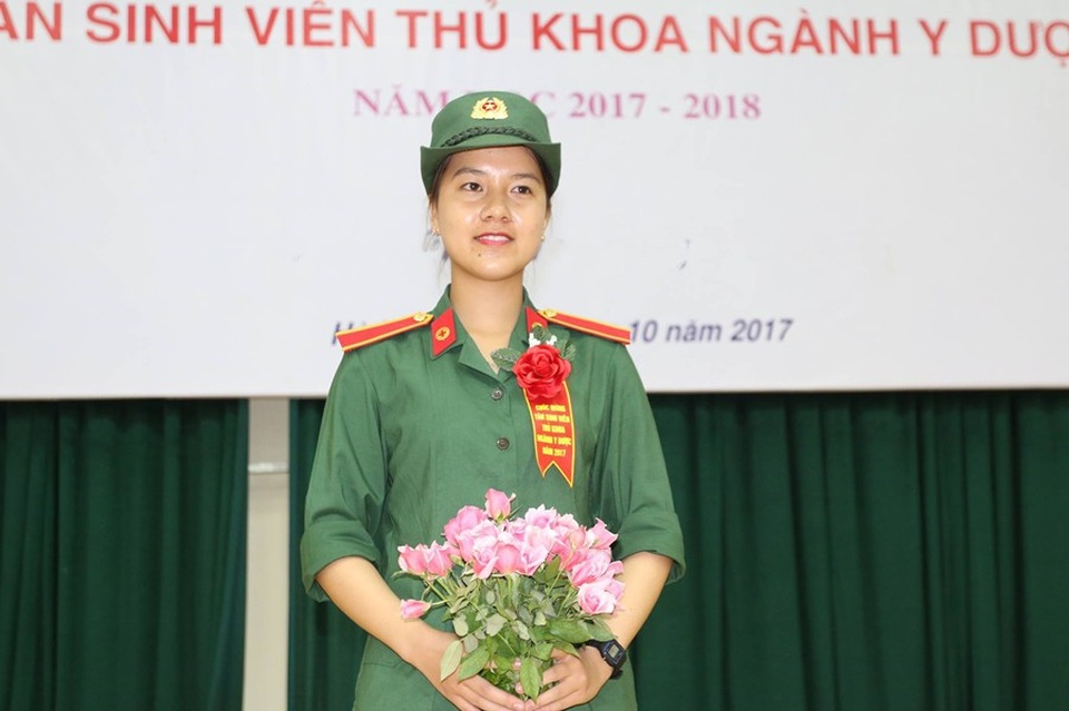 Nữ thủ khoa xinh đẹp mê áo blouse trắng và kỷ luật “thép” - 3 Nữ thủ khoa đang trải qua 6 tháng rèn luyện kỷ luật quân đội nghiêm ngặt.