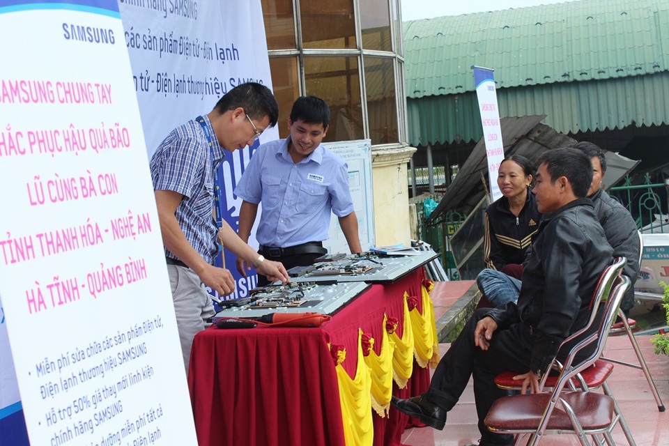 Hỗ trợ sửa chữa thiết bị điện tử cho người dân sau bão lũ - 3 Hỗ trợ sửa chữa thiết bị điện tử cho người dân sau bão lũ - 3