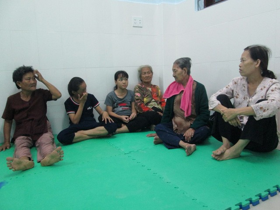 TPHCM lần đầu tổ chức sơ tán dân vùng ven biển để tránh bão - 4 Nhiều người già được vận động, di tản đến trường học để trú bão