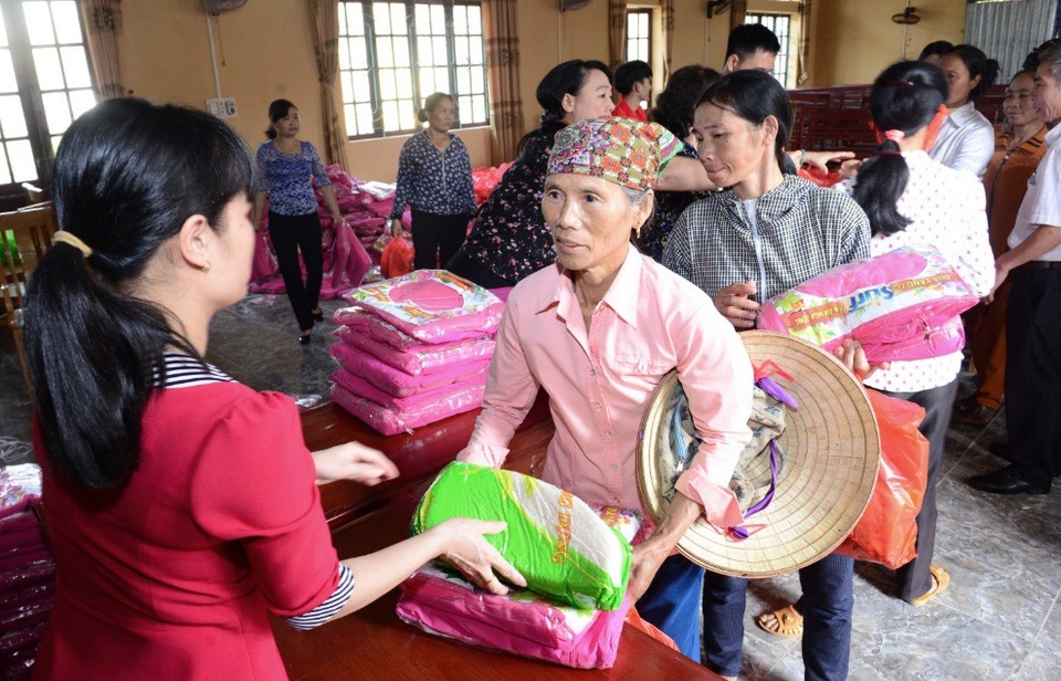 Dấu ấn đẹp của một doanh nghiệp hướng đến cộng đồng - 3 Những phần quà ý nghĩa phần nào giúp làm vơi đi mất mát của người dân vùng lũ