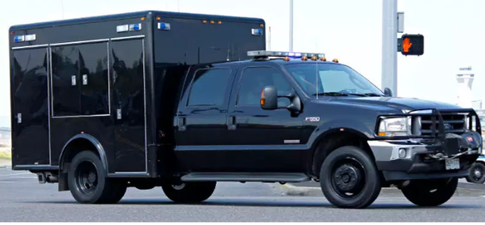 
Chiếc xe thùng vuông trong đoàn xe được trang bị hệ thống cảm biến để phát hiện nguy cơ một vụ tấn công hạt nhân, hóa-sinh học đe dọa đến đoàn xe. (Ảnh: Getty)
