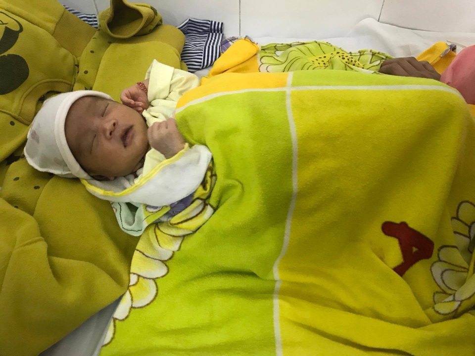 Nhỏ sữa vào mắt chữa rỉ, mẹ chết lặng khi biết con gái bị loét thủng giác mạc - 2 Bệnh nhi Đinh Phương Thảo 16 ngày tuổi