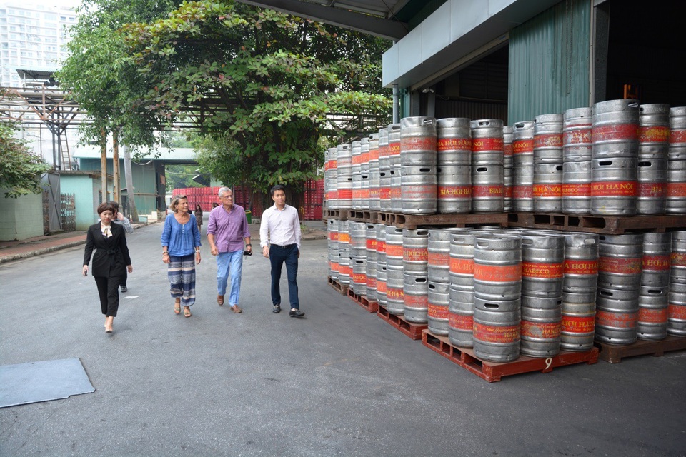 Giá trị lịch sử thương hiệu Bia Hà Nội qua câu chuyện của gia đình Hommel - 3 Ông Patrice Hommel thăm quan Nhà máy bia Hà Nội - Hoàng Hoa Thám