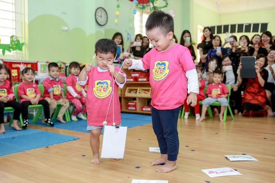Apollo English được Bộ Giáo dục lựa chọn là đơn vị duy nhất tổ chức tiết dạy mẫu cho 120 giáo viên mầm non - 3 Các bé hồn nhiên hòa mình vào buổi học với Apollo trước sự chứng kiến đầy hào hứng của 120 giáo viên đến từ các tỉnh miền Bắc.