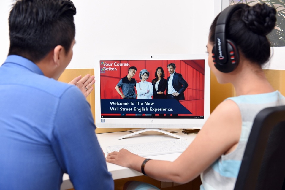3 mẹo chọn giáo viên tiếng Anh giúp bạn mau tiến bộ - 3 Lớp tự học trên máy, với sự hướng dẫn của trợ giảng người Việt tại Wall Street English.