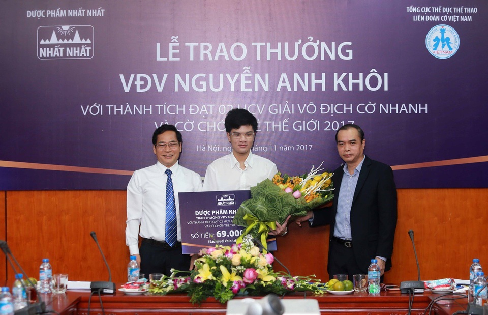 Dược Nhất Nhất trao thưởng cho kỳ thủ Nguyễn Anh Khôi - 3 Ông Trần Thái Hoàng (bên trái)– Đại diện Dược Nhất Nhất trao thưởng cho Nguyễn Anh Khôi.