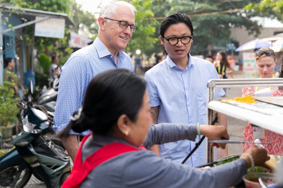 Thủ tướng Úc lần đầu thưởng thức bánh mì ở Đà Nẵng - 2
Thủ tướng Turnbull cũng cho biết việc các mặt hàng nông nghiệp xuất khẩu của Úc được sử dụng trong các món ăn tiêu biểu của Việt Nam là sự kết hợp tuyệt vời. Ở Châu Á, Úc được xem là một trong những quốc gia cung cấp thực phẩm tin cậy và chất lượng cao.