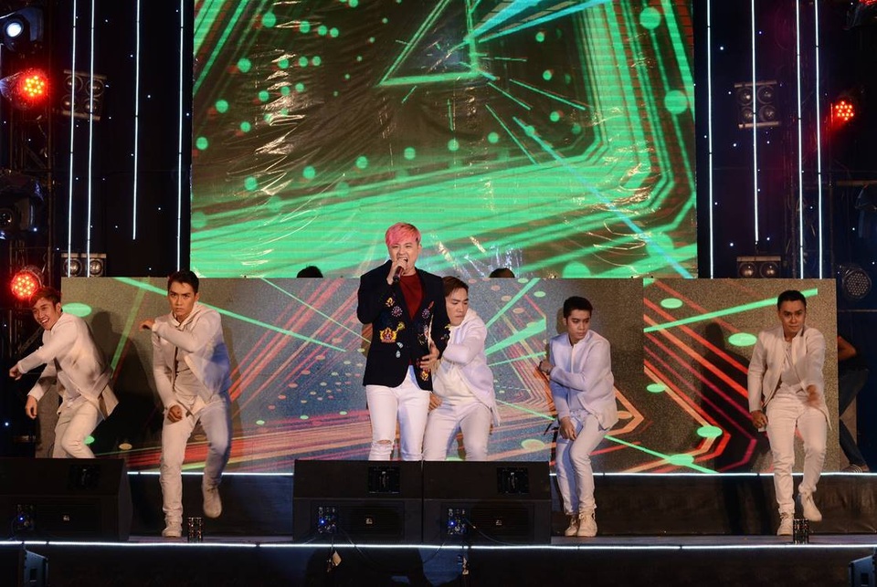 Học sinh, sinh viên "cháy" hết mình trong đêm nhạc của MobiFone tại ĐHQG HCM - 3 Học sinh, sinh viên "cháy" hết mình trong đêm nhạc của MobiFone tại ĐHQG HCM - 3