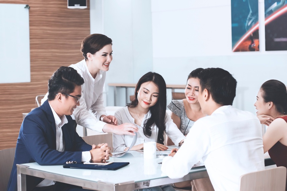 Làm sao vượt qua sợ hãi trong những lần đầu nói tiếng Anh? - 3 Môi trường học 100% bằng tiếng Anh sẽ giúp việc giao tiếp bằng tiếng Anh tự tin hơn trong thực tế.