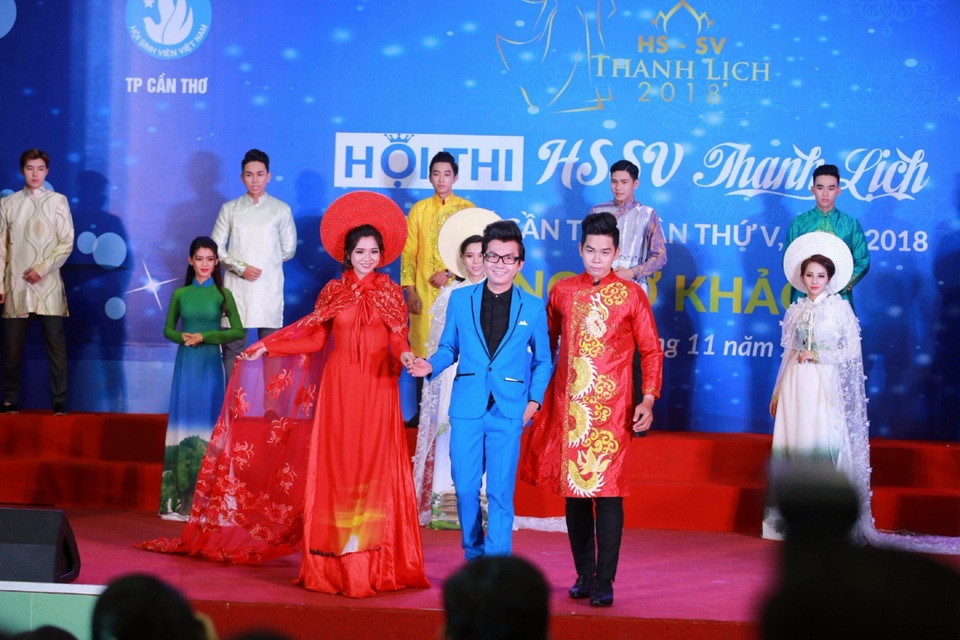 Á vương Ký Quốc lịch lãm ngồi ghế nóng chấm thi - 3 Á Vương Ký Quốc Đạt xuất hiện cùng hai người mẫu độc quyền Nguyễn Lợi và Hứa Tăng Kim Anh.