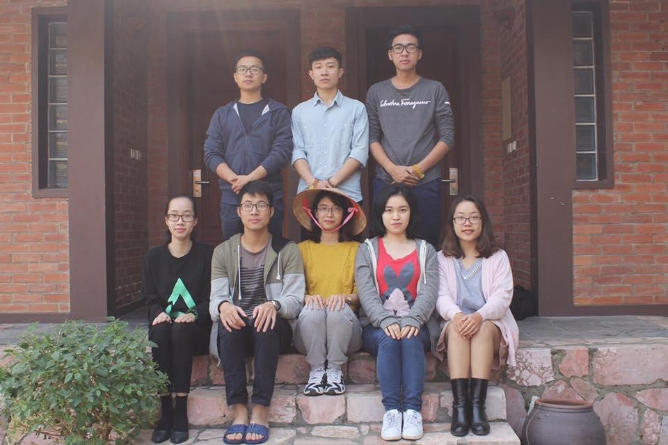 Câu chuyện nghị lực vươn lên nữ sinh Kinh tế quốc dân đam mê marketing - 3
Tấm ảnh Nhi chụp cùng những người bạn trong cuộc thi, khi tham gia vòng Thử thách Nhà chung