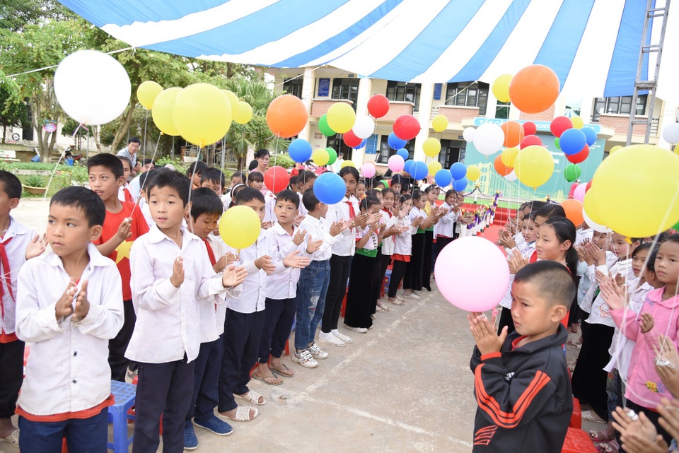 Thầy trò Pá Khoang hân hoan đón cây cầu mới trong ngày 20/11 - 3 
Hàng trăm em học sinh và đồng bào Pá Khoang vui mừng có mặt trong buổi lễ khánh thành cây cầu và con đường mới.