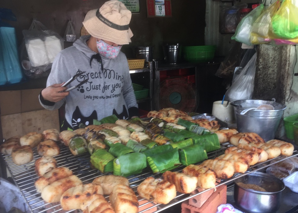 Quán chuối nướng trong hẻm Sài Gòn thu chục triệu đồng/ngày - 4 Thêm một lò nướng khác liên tục hoat động vẫn không có hàng tồn.