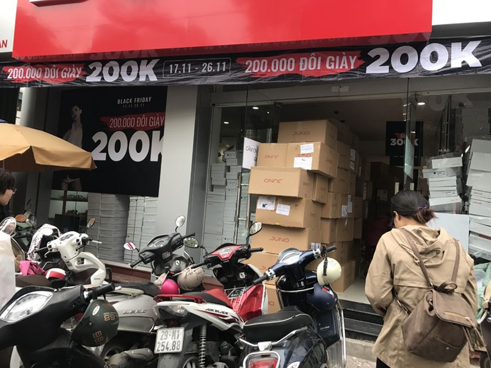Ồ ạt giảm giá 50%: Ùn ùn ra phố, tranh nhau mua hàng - 4
Có những cửa hàng quyết định xả hàng đồng giá chỉ 200.000 đồng, áp dụng cho tất cả các sản phẩm bán tại hệ thống. Cửa hàng cũng chuẩn bị lượng hàng lớn để phục vụ nhu cầu mua sắm của khách Mức giá giảm được đưa ra thường là từ 50-70%