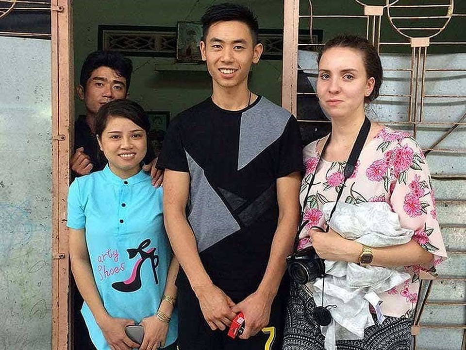 Thomas cùng bạn gái người Pháp gặp người thân tại xã Suối Kiết, huyện Tánh Linh, Bình Thuận gần một tháng trước. Ảnh: BPN