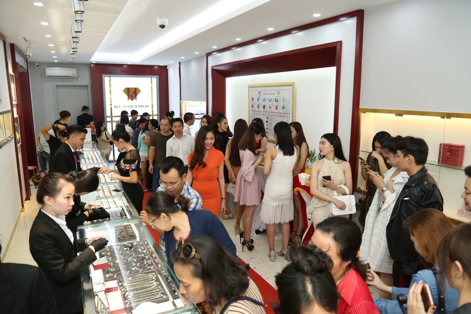 Huy Thanh Jewelry khai trương cửa hàng đầu tiên tại TPHCM - 3 Khách hàng đến chung vui cùng Huy Thanh Jewelry trong ngày khai trương