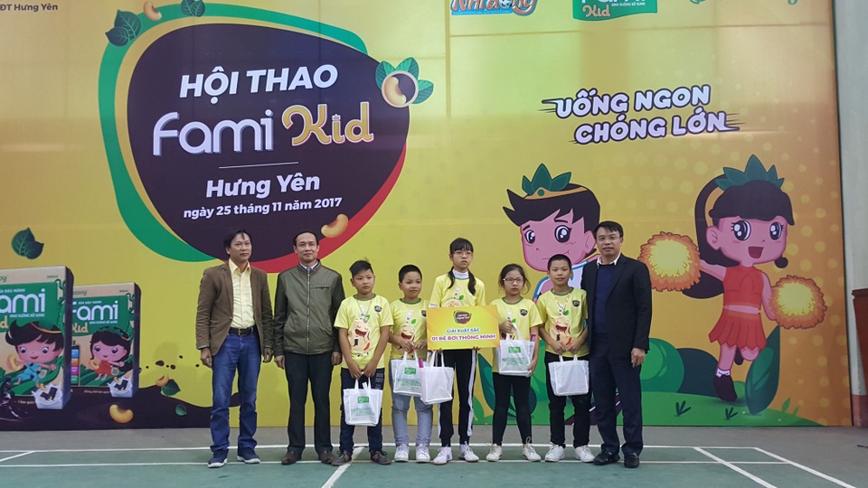 Hội thao FAMIKID – Điểm thứ 3 sôi động - 1
Trường Dị Sử vui mừng nhận phần thưởng xuất sắc từ Ban tổ chức.