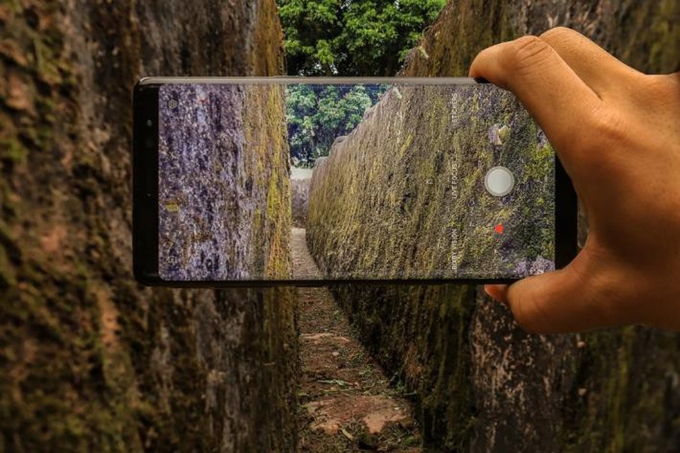 Lạ lẫm với danh thắng Điện Biên qua chùm ảnh sáng tạo với Galaxy Note8 - 3 Len lỏi theo con đường hầm, một lần nữa Galaxy Note8 bắt trọn mọi chi tiết một cách sắc nét. Không hổ danh là một trong những smartphone chup ảnh tĩnh tốt nhất thế giới hiện nay.