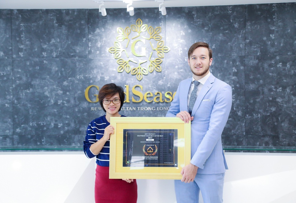 TNR Holdings Việt Nam nhận cú đúp giải thưởng bất động sản Châu Á - 3 Đại diện TNR Holdings nhận giải thưởng Dự án khu dân cư thiết kế tốt nhất Đông Nam Á do Dot Property trao tặng