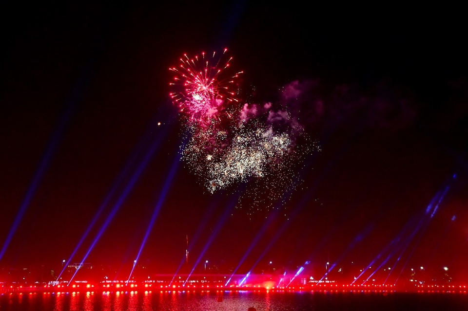 Vinhomes Riverside: Tưng bừng "đại tiệc nghệ thuật" bên hồ Harmony - 3 Sau những sự tò mò, phấn khích chiêm ngưỡng hồ Harmony đẹp lộng lẫy trong sự hòa quyện của ánh sáng và âm nhạc, đọng lại sâu đậm nhất là niềm tự hào của mỗi cư dân tương lai khi được sở hữu một chốn an cư “đáng sống, đáng đến và đáng mơ ước”. Sau đêm nhạc hội, rất nhiều cư dân đang háo hức được chuyển về an cư tại khu đô thị trong quý I năm 2018 sắp tới để được “ngắm” cảnh hồ mỗi ngày. Với các điểm nhấn tiện ích thú vị như nhà hàng nổi Veranda, sân tập golf hướng hồ, đảo đọc sách, vườn điêu khắc tượng, đường dạo bán nguyệt…. , hồ Harmony là một “thiên đường xanh” độc đáo dành riêng cho cư dân Vinhomes Riverside.