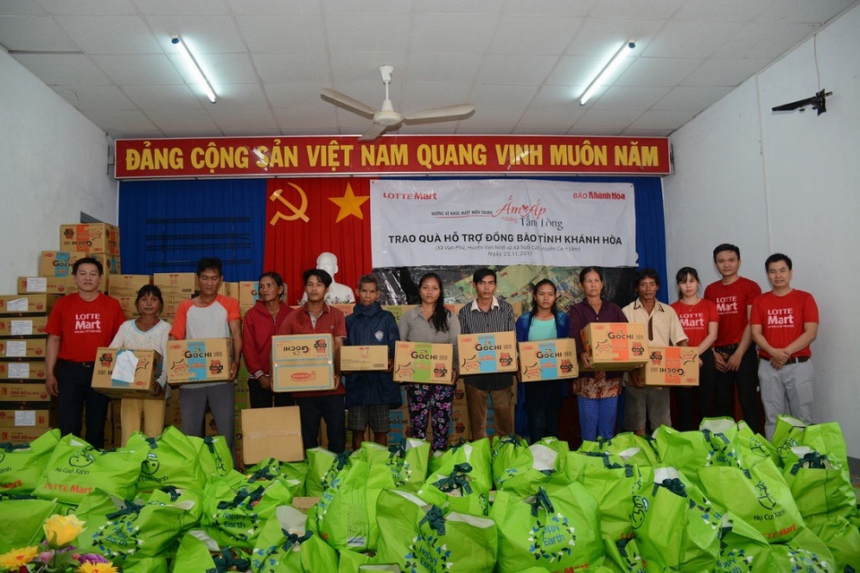 LOTTE Mart và báo Khánh Hòa trao tặng quà cho bà con tại xã Suối Cát, Huyện Cam Lâm, tỉnh Khánh Hòa