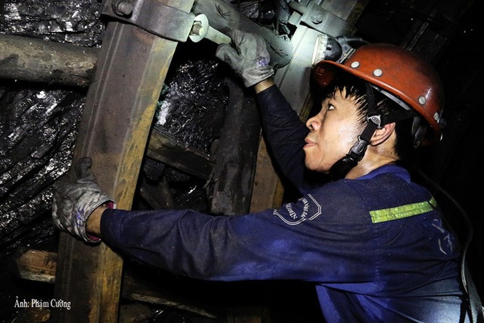Khoảnh khắc chân thật về cuộc sống của những người thợ mỏ ở Quảng Ninh - 4 Một người thợ mỏ củng cố vì chống trong hầm lò