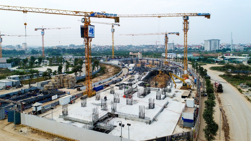 “Đột nhập” công trường dự án khủng của bất động sản Tây hồ Tây - 4
Đặc biệt, với công nghệ thi công Topdown hiện đại, các tòa S1, S2, S6 đã hoàn thành xong sàn cos +0.00, chuẩn bị thi công phần thân. Các tòa còn lại cũng đang triển khai thần tốc với công nghệ Semi – Topdown để hoàn thiện phần hầm, chuẩn bị xây dựng phần thân.